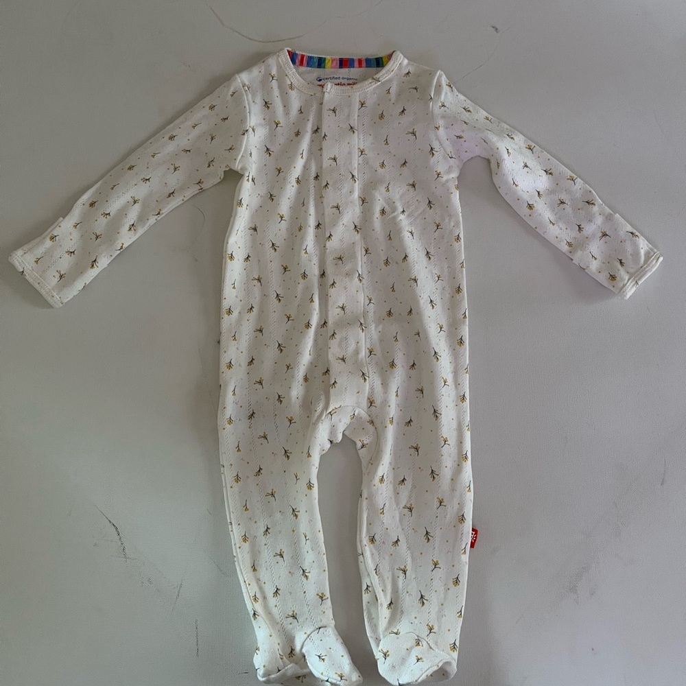 Magnetic Me White and Gold Star Footie